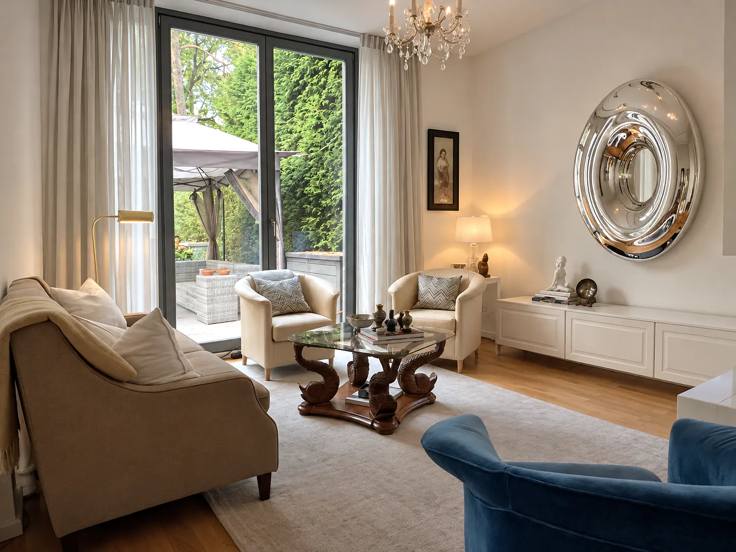 Elegantes Wohnzimmer mit Metallschulptur