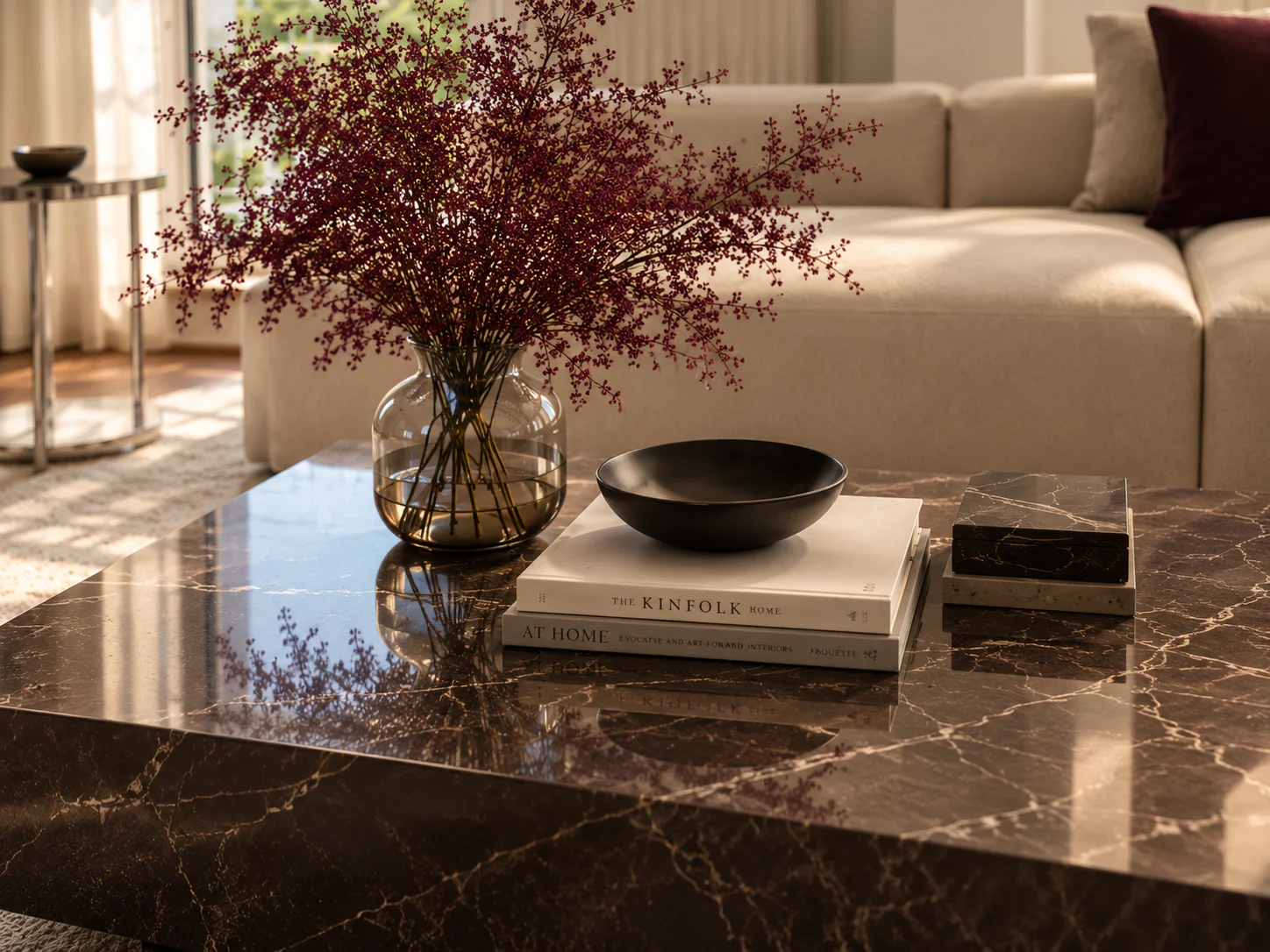 Stilvolles Wohnzimmer mit Blumen und Designbüchern