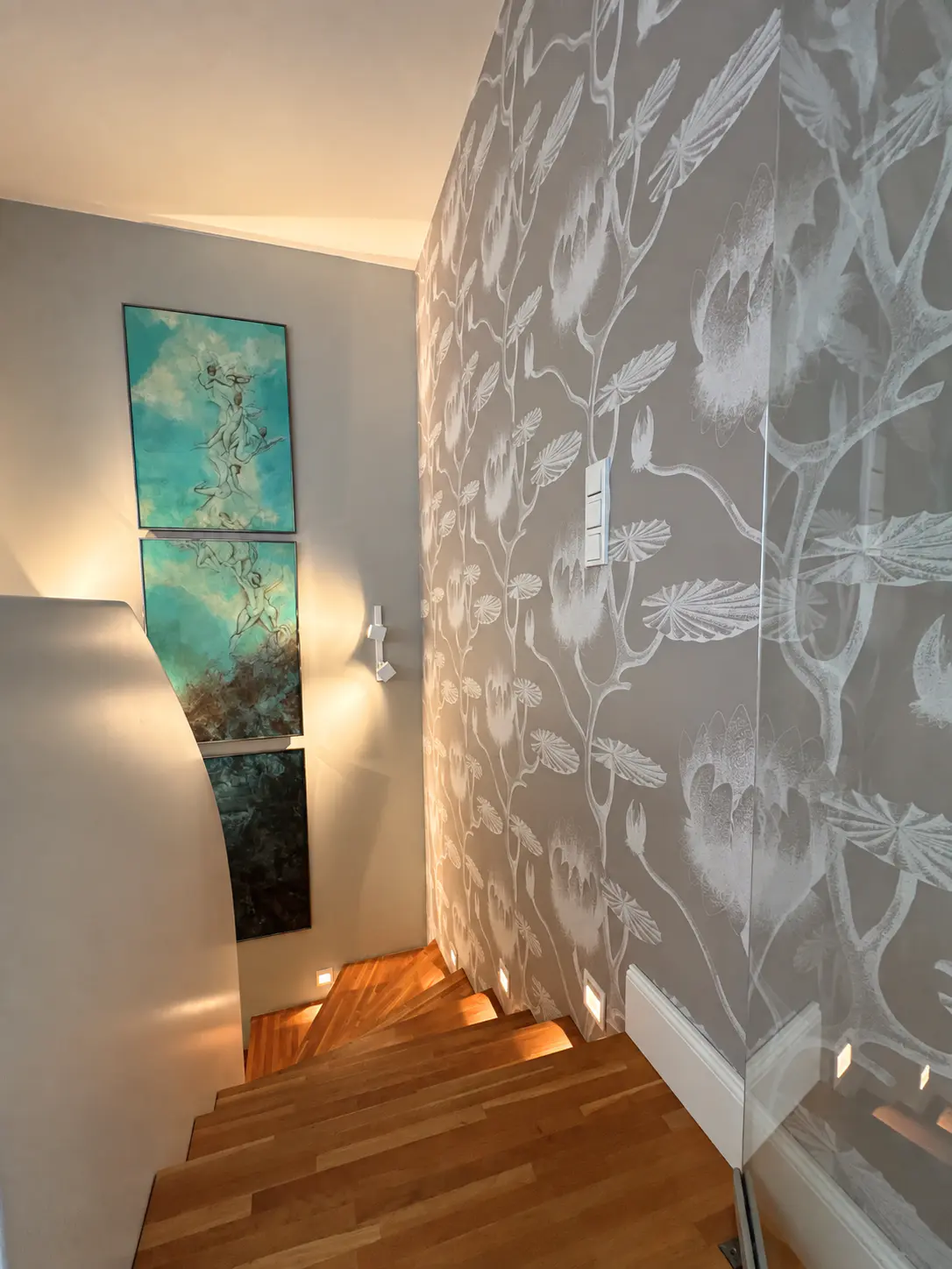 Moderne Treppe mit botanischer Tapete