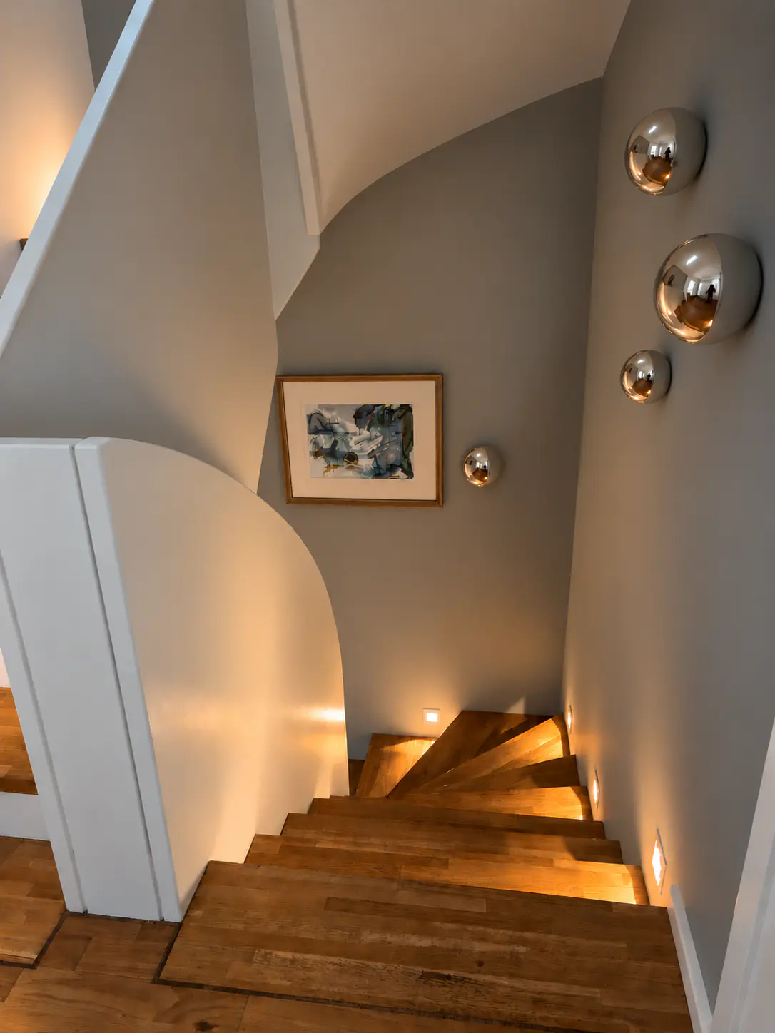 Warme moderne Treppe mit Kunstwerk und Kugelleuchten